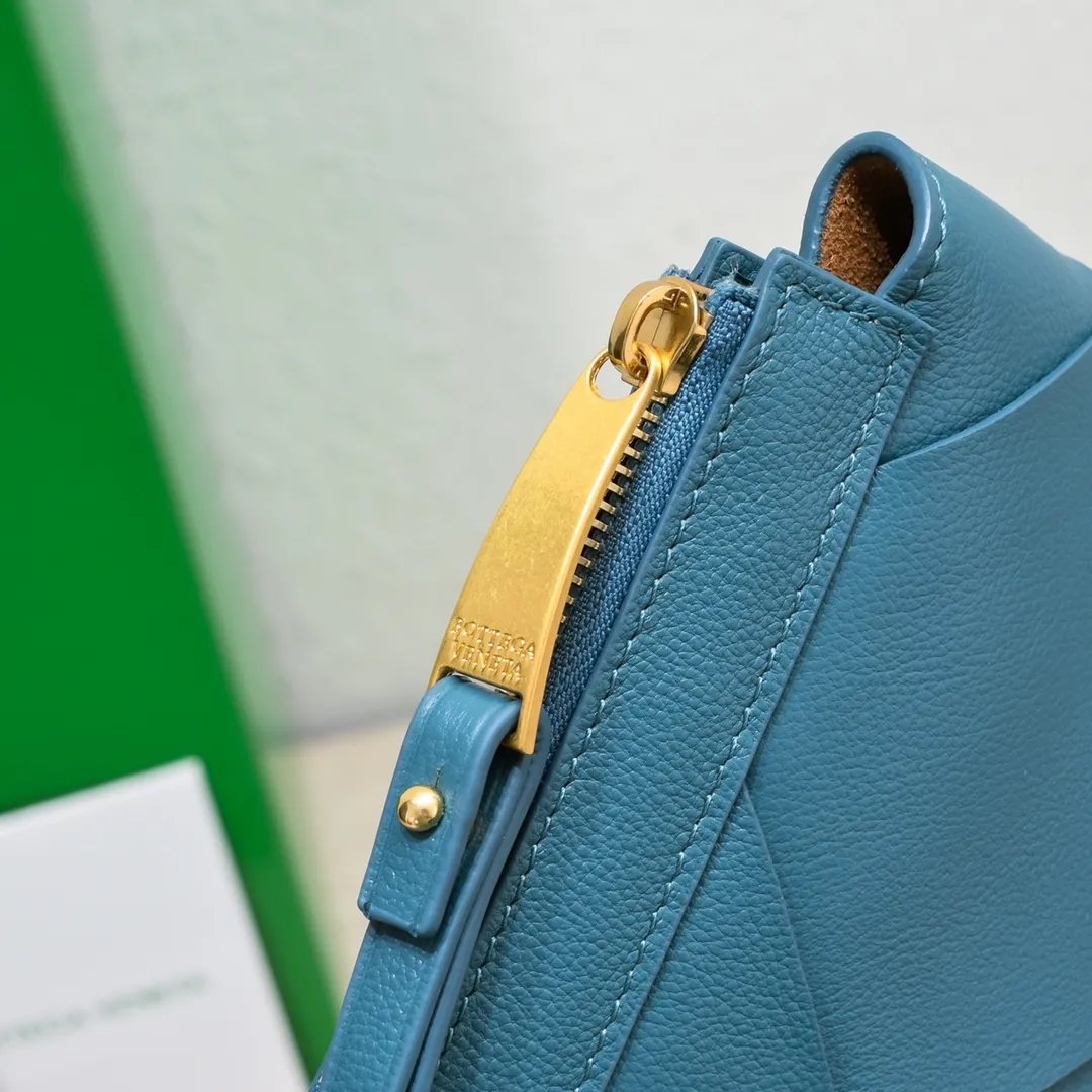 B's new lightweight shape-changing design handbag, suitable for both men and women, suitable for daily use, from small woven to large woven, simple and easy to wear, the leather has the best feel, a worth buying item, size 35*19*1cm [6689#]